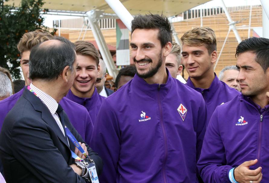 Il difensore della Fiorentina Davide Astori in visita con la squadra al padiglione Save the Children (Ansa)